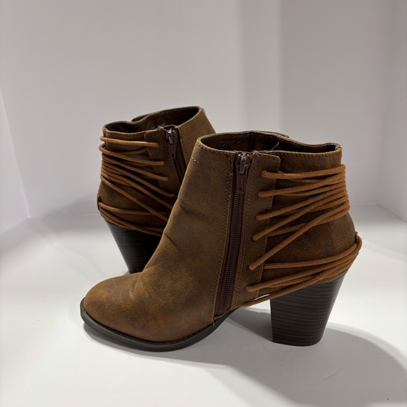 Candie's Caboots Scoot Brown
Leather Ankle-Zip Boots - Picture 3 of 4